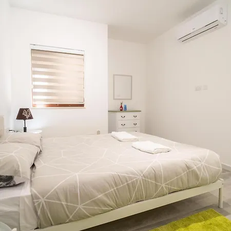 Hal Wardija In Qala, Gozo With Terrace, Pool & Bbq *