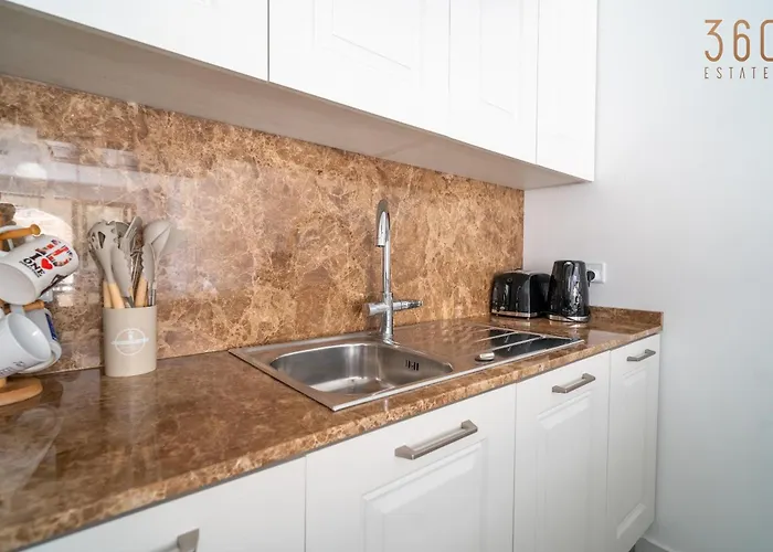 Serene With Terrace & Pool & Bbq Access,qala By 360 Estates Apartamento